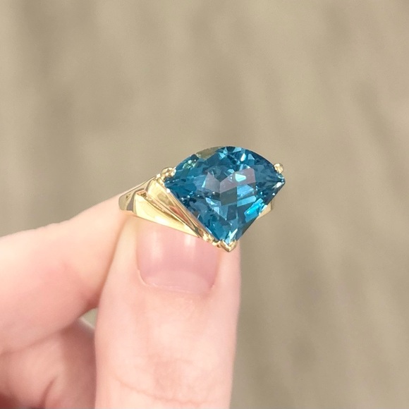 14K Large Deep Blue Topaz Swiss London triliant pie cut regal yellow gold ring - Picture 4 of 12